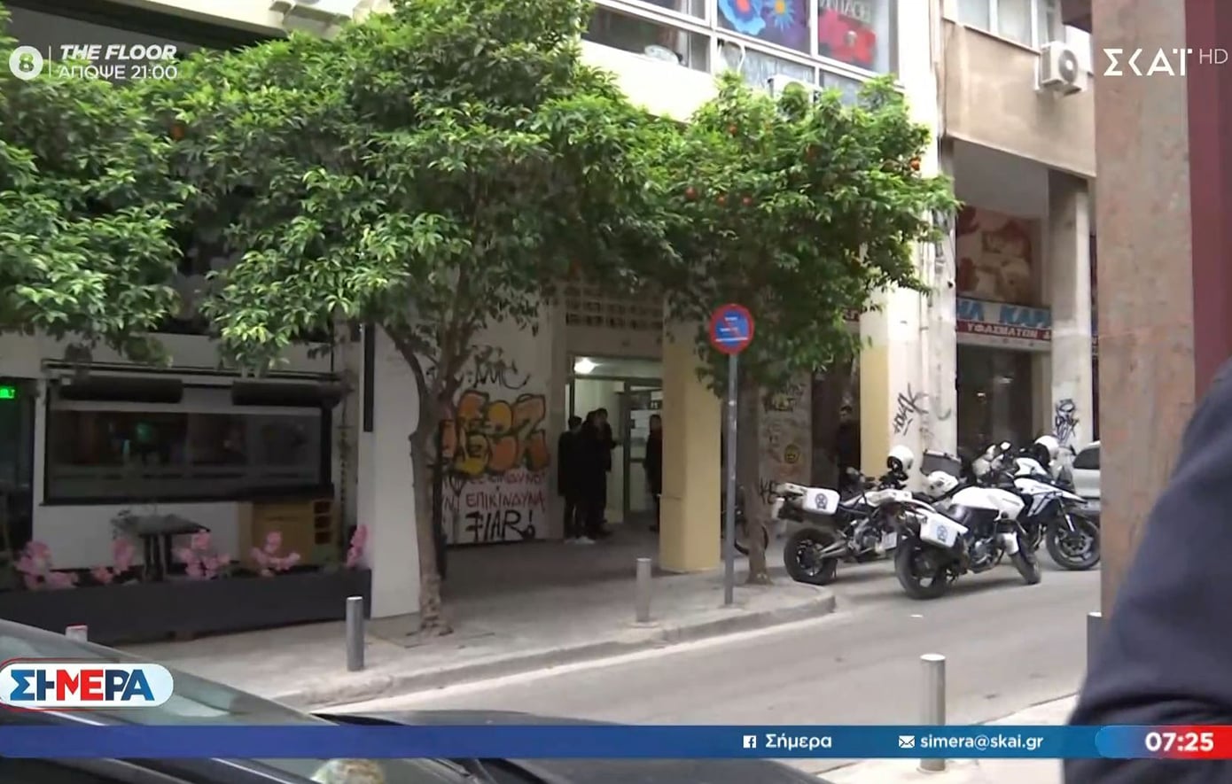 Γυναίκα εντοπίστηκε νεκρή σε ακάλυπτο πολυκατοικίας – Προσήχθη άνδρας που ήταν μαζί της