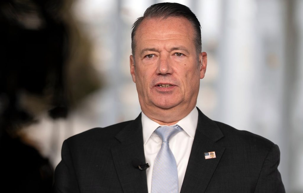 Αποχωρεί ο διευθυντής της αμφιλεγόμενης αστυνομίας μετανάστευσης ICE των ΗΠΑ