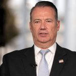 Αποχωρεί ο διευθυντής της αμφιλεγόμενης αστυνομίας μετανάστευσης ICE των ΗΠΑ