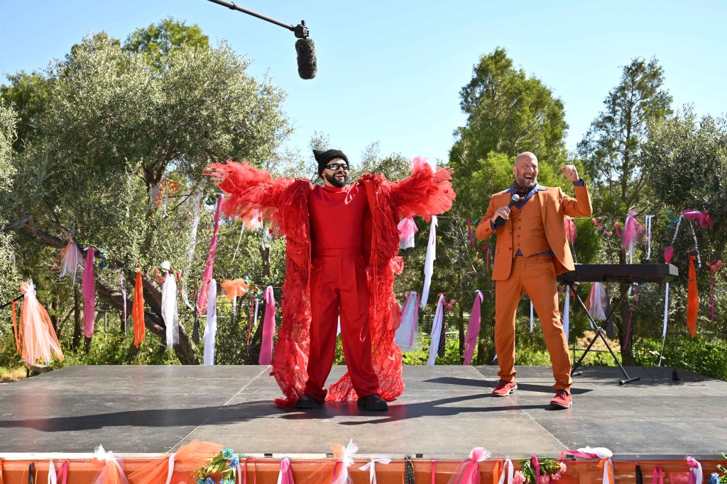 ΕΡΤ1 – «Το Παιδί»: Απόψε ο Akylas κάνει άνω-κάτω το Νεοχώρι – Μη χάσετε το μεγάλο γλέντι