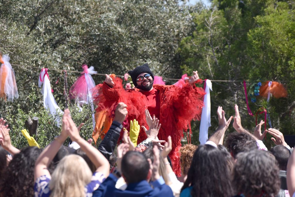 ΕΡΤ1 – «Το Παιδί»: Απόψε ο Akylas κάνει άνω-κάτω το Νεοχώρι – Μη χάσετε το μεγάλο γλέντι