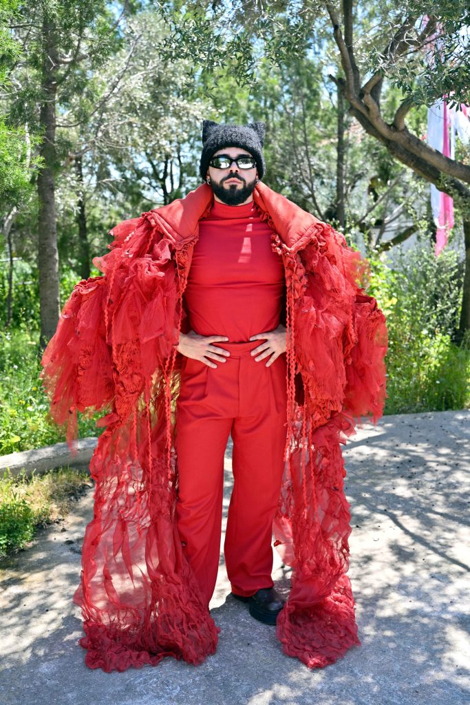 ΕΡΤ1 – «Το Παιδί»: Απόψε ο Akylas κάνει άνω-κάτω το Νεοχώρι – Μη χάσετε το μεγάλο γλέντι