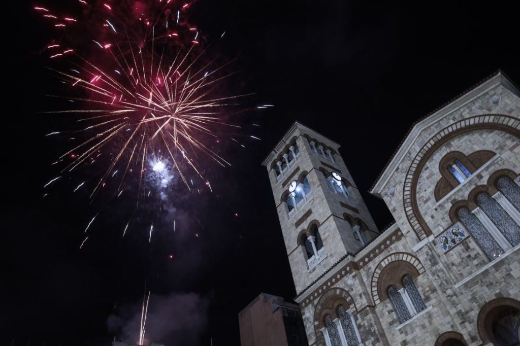 Τραυματίστηκε 15χρονος όταν εξερράγη πυροτέχνημα στο χέρι του, μέσα στον κόσμο, την ώρα της λειτουργίας
