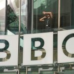 Βρετανία: Το BBC θα καταργήσει 2000 θέσεις εργασίας, μεταδίδουν βρετανικά ΜΜΕ