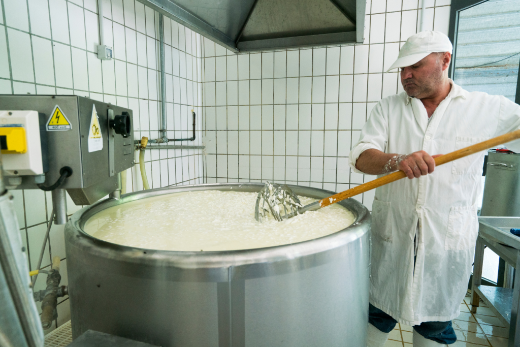 Σε ΦΕΚ η ΚΥΑ για αποζημιώσεις 8 εκατ. για τυροκόμους στη Λέσβο