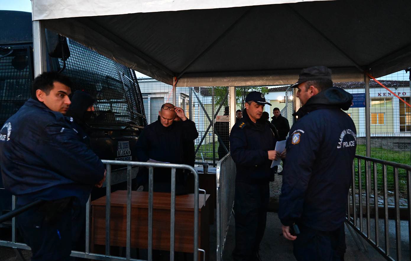 Δίκη για τα Τέμπη: «Όποιος θορυβεί θα περνάει έξω» – Ολοκληρώθηκε η νομιμοποίηση των συνηγόρων υπεράσπισης των κατηγορουμένων