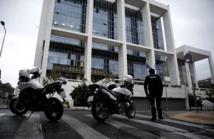 Η Ένωση Διοικητικών Δικαστών ζητά μέτρα ασφαλείας, μετά την «επίθεση» στο Διοικητικό Εφετείο Αθηνών με υλικές ζημιές