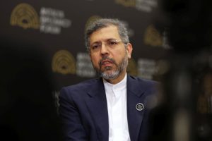 Οι ΗΠΑ «δεν μπορούν να επιβάλουν μια πολιορκία» στα Στενά του Ορμούζ, λέει ο Ιρανός υφυπουργός Εξωτερικών