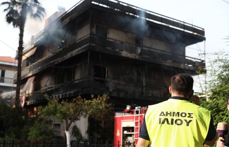 «Παρανάλωμα» του πυρός το κατάστημα ανταλλακτικών στο Ίλιον – Κάηκαν ολοσχερώς και διαμερίσματα