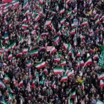 Κορυφαίοι Ιρανοί αξιωματούχοι βγαίνουν στους δρόμους της Τεχεράνης μαζί με τα πλήθη για επίδειξη σθένους