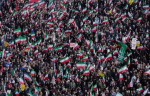 Κορυφαίοι Ιρανοί αξιωματούχοι βγαίνουν στους δρόμους της Τεχεράνης μαζί με τα πλήθη για επίδειξη σθένους