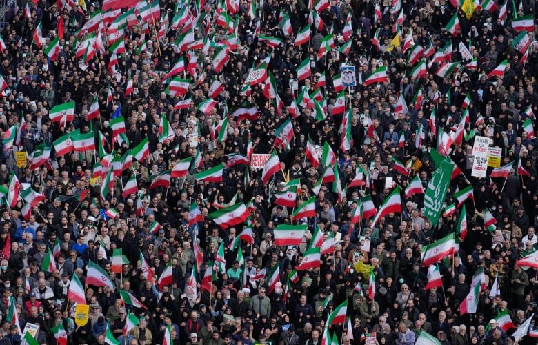 Κορυφαίοι Ιρανοί αξιωματούχοι βγαίνουν στους δρόμους της Τεχεράνης μαζί με τα πλήθη για επίδειξη σθένους