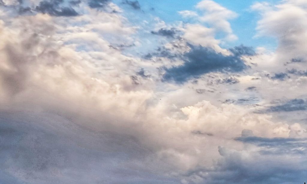 Αυξημένες νεφώσεις και τοπικές βροχές