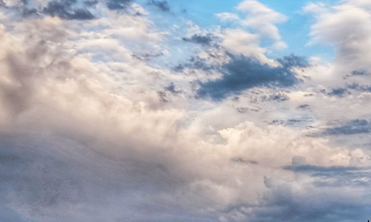 Αυξημένες νεφώσεις και τοπικές βροχές