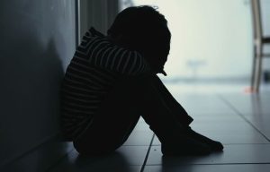 Ένοχοι οι γονείς στο Βόλο που χτυπούσαν τα παιδιά τους με μαστίγιο και τους στερούσαν το νερό