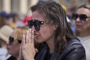 Οι πιστοί συρρέουν για να προσκυνήσουν στον τάφο του πάπα Φραγκίσκου, ένα χρόνο μετά το θάνατό του