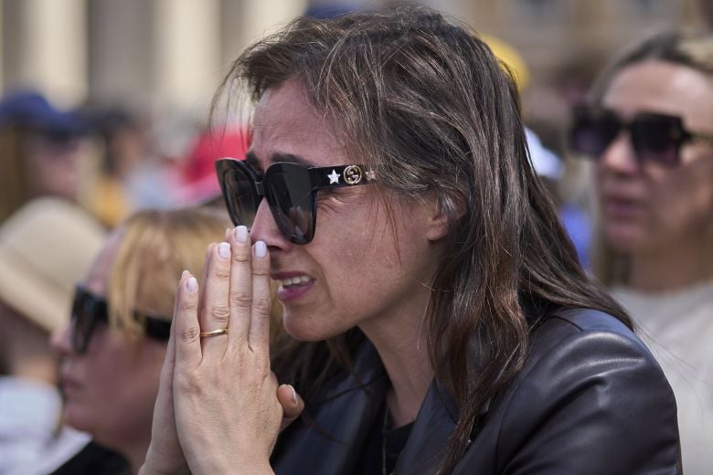 Οι πιστοί συρρέουν για να προσκυνήσουν στον τάφο του πάπα Φραγκίσκου, ένα χρόνο μετά το θάνατό του