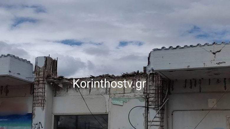 Τραγικός θάνατος γυναίκας στην Κόρινθο: Καταπλακώθηκε από τμήμα μπαλκονιού, ενώ περνούσε από το σημείο