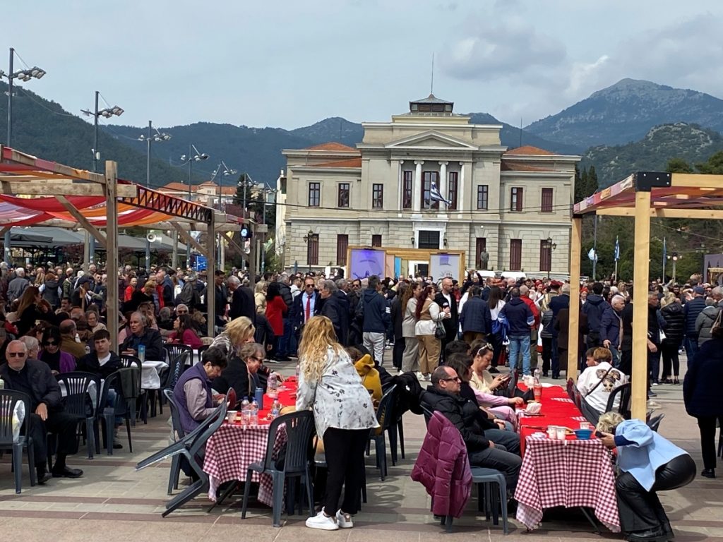 Τριπολιτσιωτών Λαμπρή: Παράδοση, αμνός στη σούβλα, χορός, ευχές και χρώματα