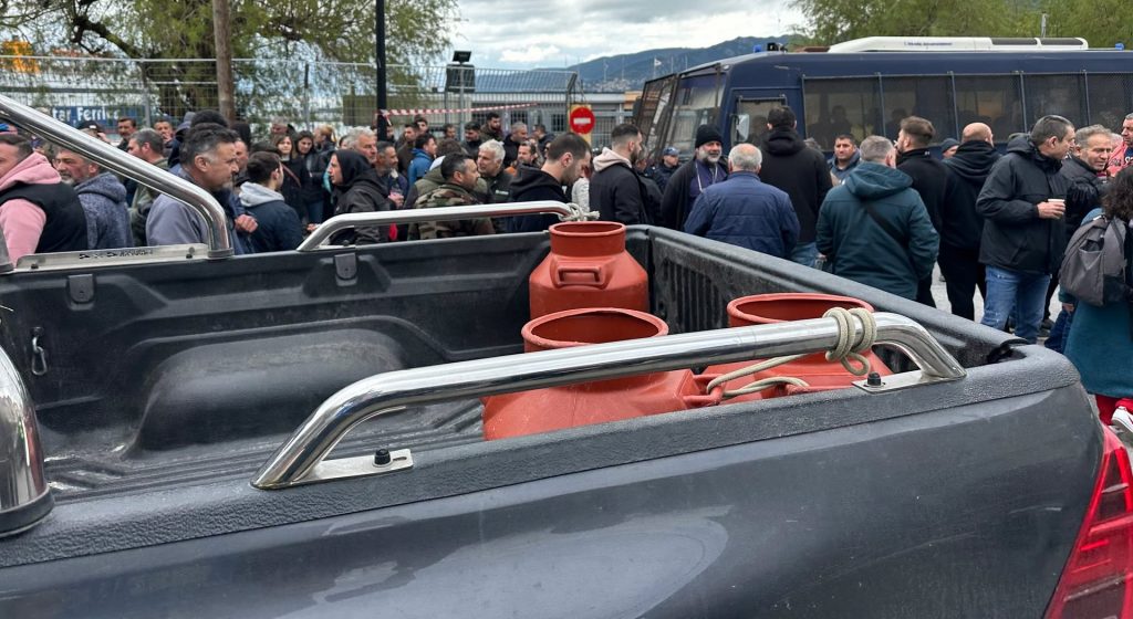 Αδιέξοδο στη Μυτιλήνη: «Μπλόκο» στο λιμάνι από απελπισμένους κτηνοτρόφους (Βίντεο) • Έλληνας Αγρότης