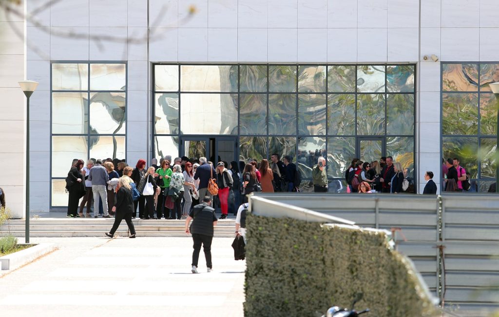 «Δεν είμαστε αναλώσιμοι» – Διακοπή εργασιών την Τετάρτη στα δικαστήρια της Αθήνας μετά τους πυροβολισμούς στο πρώην Ειρηνοδικείο