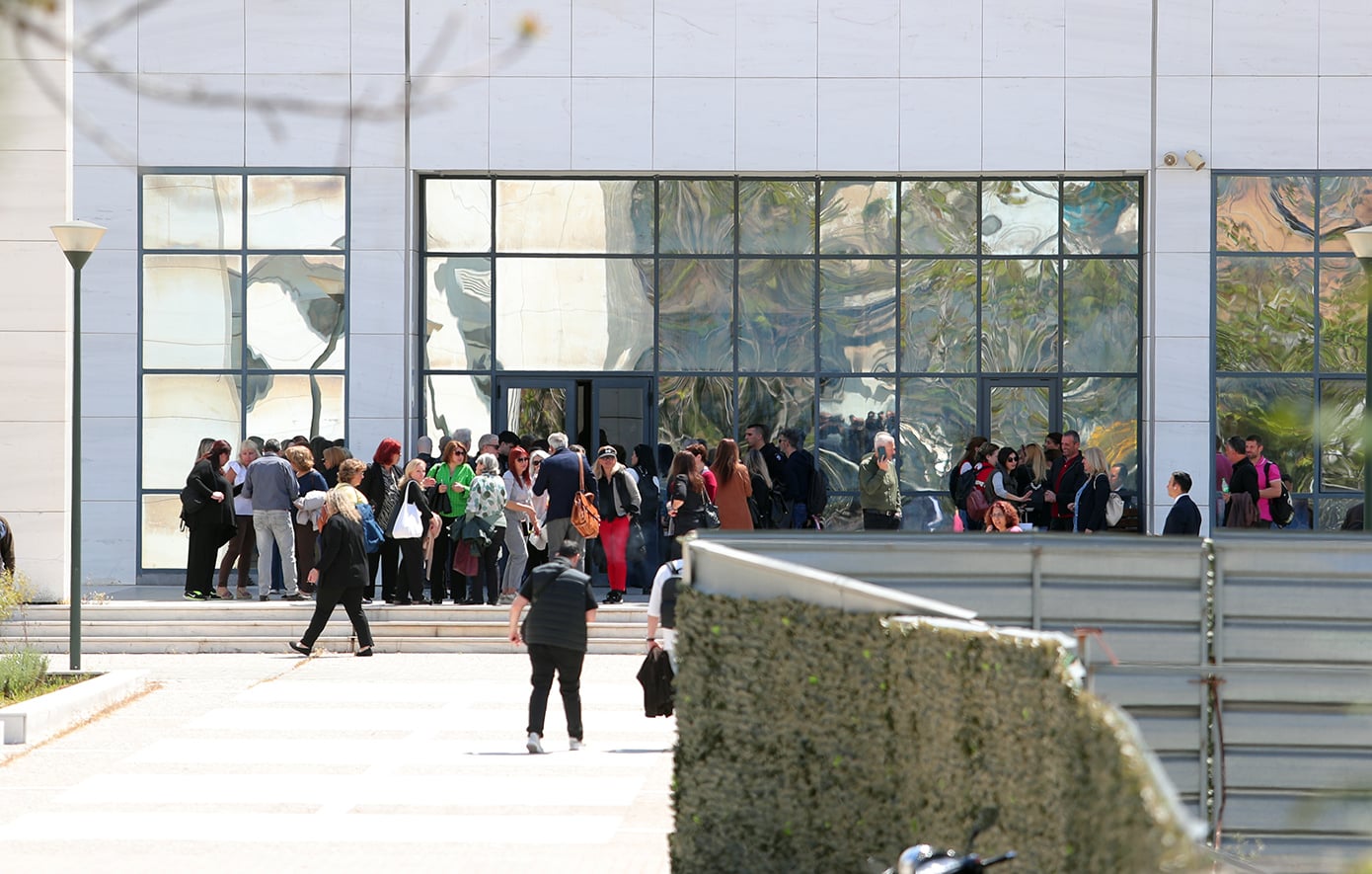 «Δεν είμαστε αναλώσιμοι» – Διακοπή εργασιών την Τετάρτη στα δικαστήρια της Αθήνας μετά τους πυροβολισμούς στο πρώην Ειρηνοδικείο
