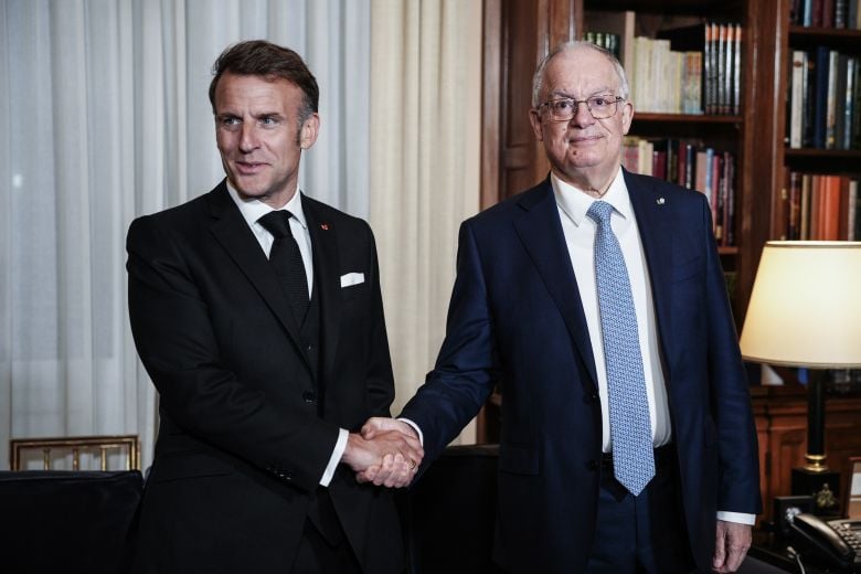 Συνάντηση Τασούλα με Μακρόν στο Προεδρικό Μέγαρο