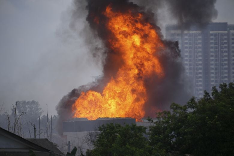 Μεγάλη φωτιά κατέστρεψε τουλάχιστον χίλια σπίτια στην Μαλαισία