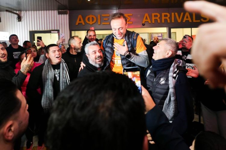 «Έριξαν τα τείχη» στο αεροδρόμιο του Ηρακλείου για τον Κυπελλούχο Ελλάδας ΟΦΗ – Απόλυτη αποθέωση για παίκτες και Κόντη