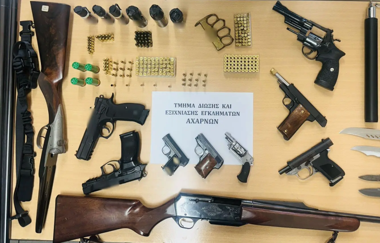Εντοπίστηκε οπλοστάσιο σε σπίτι μετά από επιχείρηση της Αστυνομίας σε οικισμούς των Αχαρνών