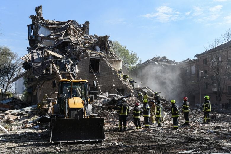 Τέσσερις νεκροί, δεκάδες τραυματίες από τη μεγάλη νυκτερινή ρωσική επίθεση εναντίον της Ουκρανίας