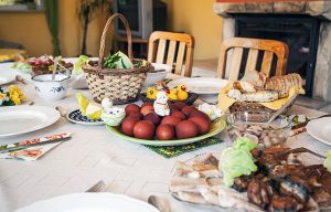 Ανοιχτά τα καταστήματα την Κυριακή – Πόσο εκτιμάται το κόστος για το πασχαλινό τραπέζι και η «αγορά δύο ταχυτήτων»