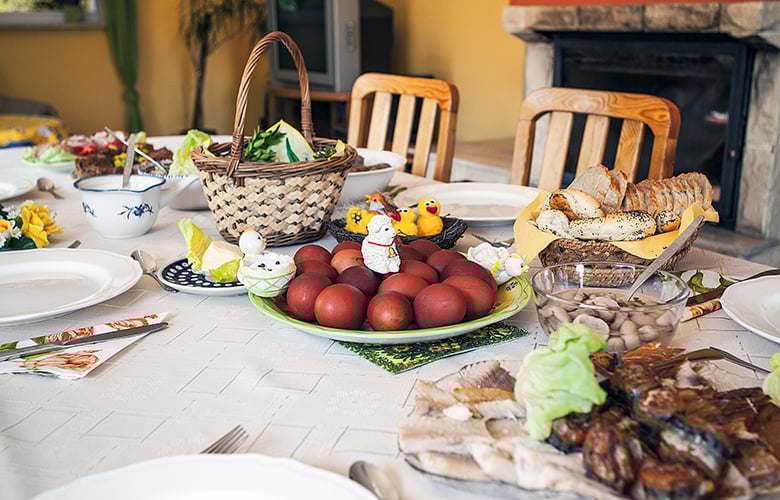 Ανοιχτά τα καταστήματα την Κυριακή – Πόσο εκτιμάται το κόστος για το πασχαλινό τραπέζι και η «αγορά δύο ταχυτήτων»