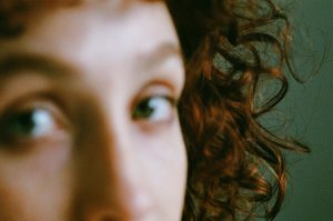 Ανακαλύψτε τα οφέλη του ελαιόλαδου για τα σγουρά μαλλιά