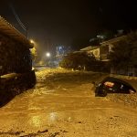 Η Κακοκαιρία Erminio σαρώνει τον Πόρο: Χείμαρροι οι δρόμοι, κατάρρευση γέφυρας και κλειστά σχολεία