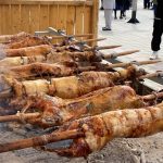 Τριπολιτσιωτών Λαμπρή: Παράδοση, αμνός στη σούβλα, χορός, ευχές και χρώματα