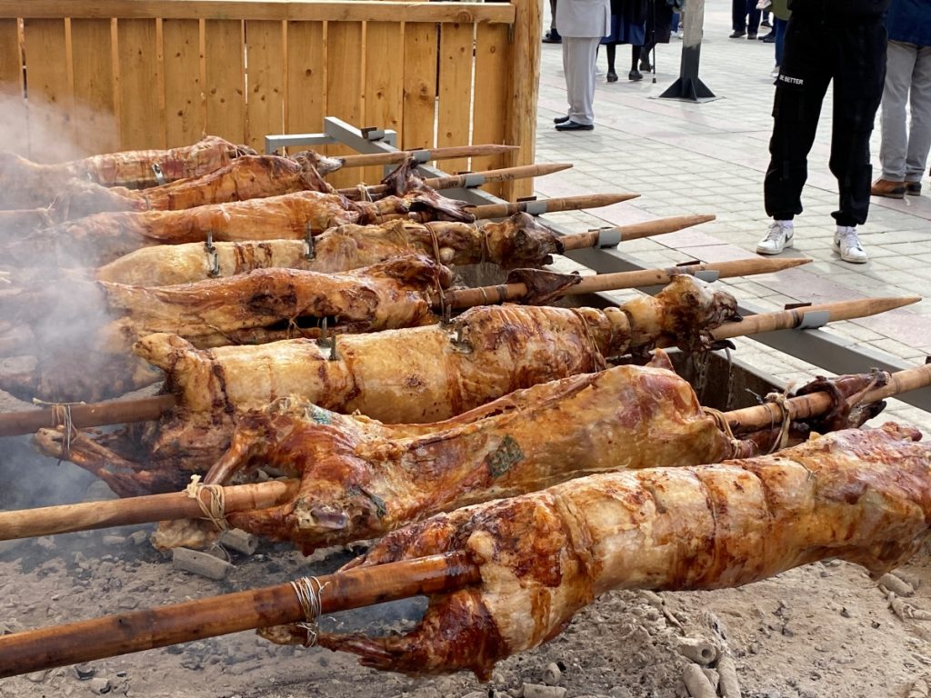 Τριπολιτσιωτών Λαμπρή: Παράδοση, αμνός στη σούβλα, χορός, ευχές και χρώματα