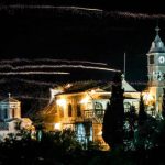 Χιλιάδες ρουκέτες «έσκισαν» τον νυχτερινό ουρανό της Χίου, κάνοντας τη νύχτα, μέρα – Εντυπωσιακές εικόνες από τον Βροντάδο