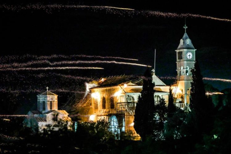 Χιλιάδες ρουκέτες «έσκισαν» τον νυχτερινό ουρανό της Χίου, κάνοντας τη νύχτα, μέρα – Εντυπωσιακές εικόνες από τον Βροντάδο