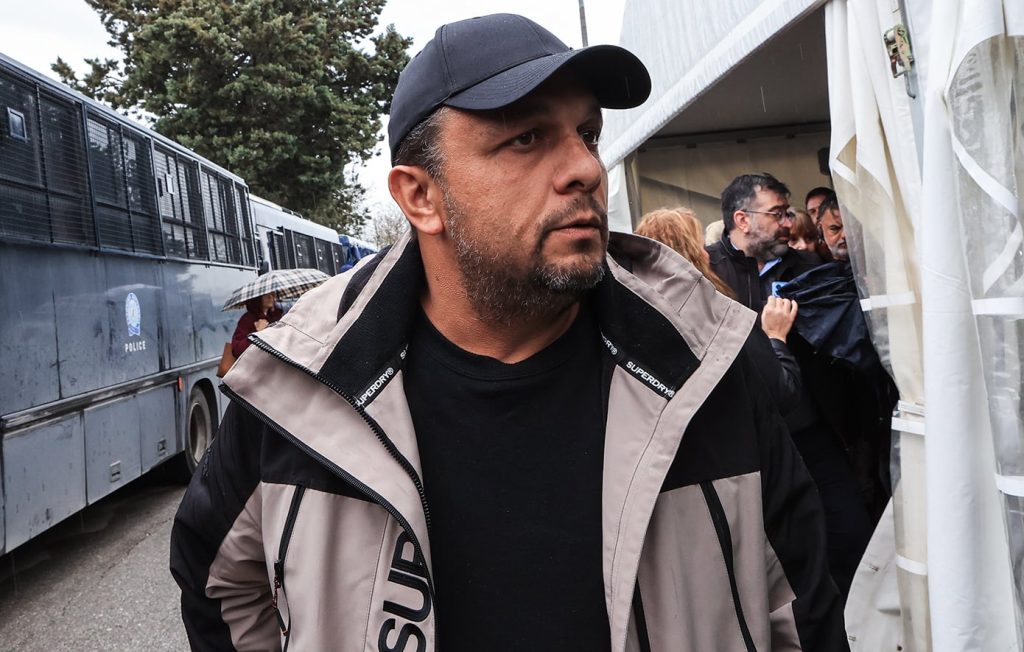 Με ασθενοφόρο αποχώρησε ο Πάνος Ρούτσι από το δικαστήριο – Για αστυνομική βία κάνει λόγο η Κωνσταντοπούλου