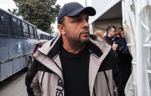 Με ασθενοφόρο αποχώρησε ο Πάνος Ρούτσι από το δικαστήριο – Για αστυνομική βία κάνει λόγο η Κωνσταντοπούλου