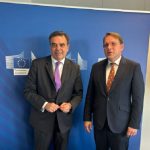 Συνάντηση Σχοινά – Βέρχελι: Υποστήριξη της Κομισιόν στα μέτρα των ελληνικών αρχών για τον αφθώδη πυρετό