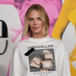 Συγκλονίζει η Σαρλίζ Θερόν για την στιγμή που η μητέρα σκότωσε τον πατέρα της: «Τον πυροβόλησε πριν μας σκοτώσει»