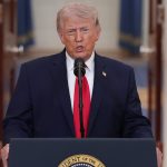 Ο Λευκός Οίκος διαψεύδει το ενδεχόμενο χρήσης πυρηνικών όπλων: «Μόνο ο Τραμπ ξέρει τι θα κάνει στο Ιράν μετά το τελεσίγραφο»