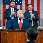 Ο φόβος της κυβέρνησης Τραμπ οδηγεί αριστερούς Αμερικανούς να αγοράζουν και να εκπαιδεύονται σε όπλα