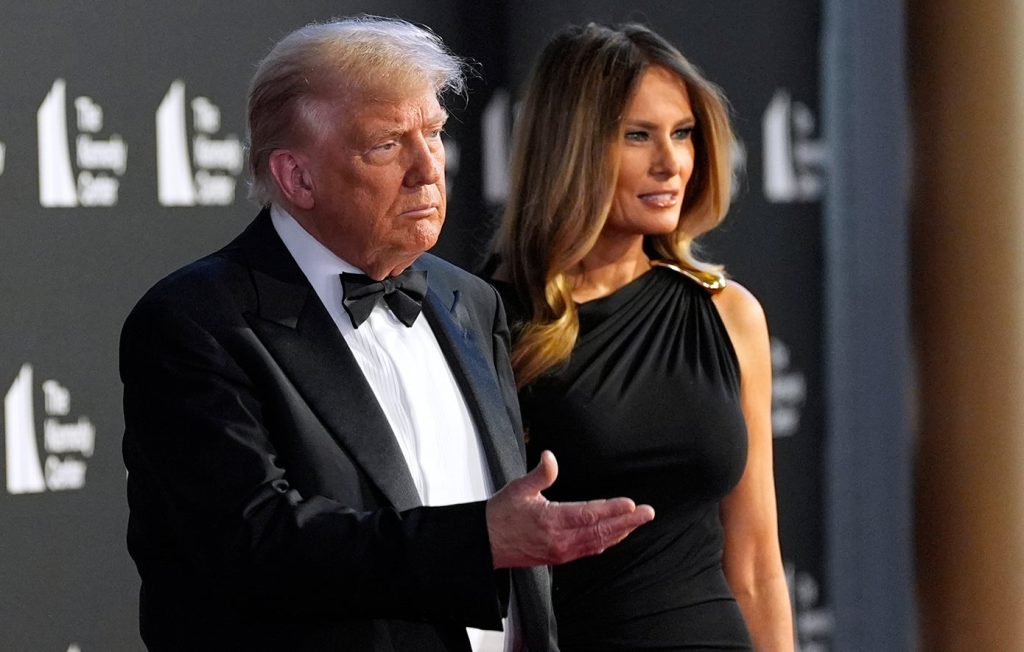 Η Μελάνια Τραμπ καλεί το ABC να «τιμωρήσει» τον Τζίμι Κίμελ