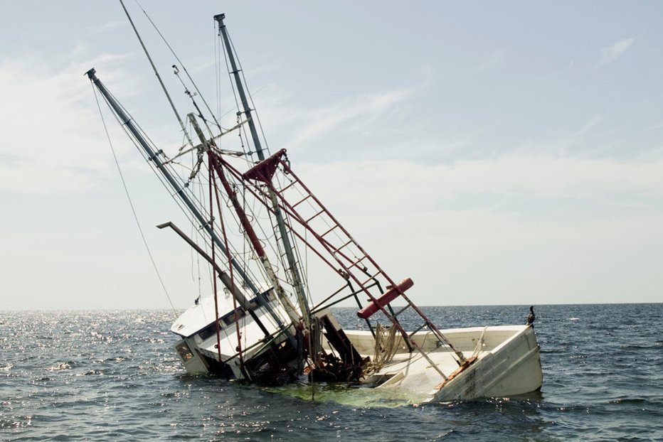 Όποια πέτρα κι αν σηκώσεις