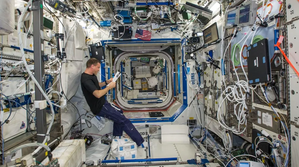 Ο μονογονέας διοικητής, ο Καναδός με τα μενταγιόν, η μοναδική γυναίκα και ο πρώτος μαύρος στη Σελήνη: Ποιοι είναι οι 4 της Artemis II και τι θα πάρουν μαζί τους