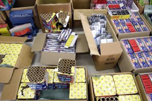 Τουλάχιστον πέντε κιλά εκρηκτικών υλών και 523 κροτίδες βρήκε η Αστυνομία σε Μεσολόγγι και Πύργο