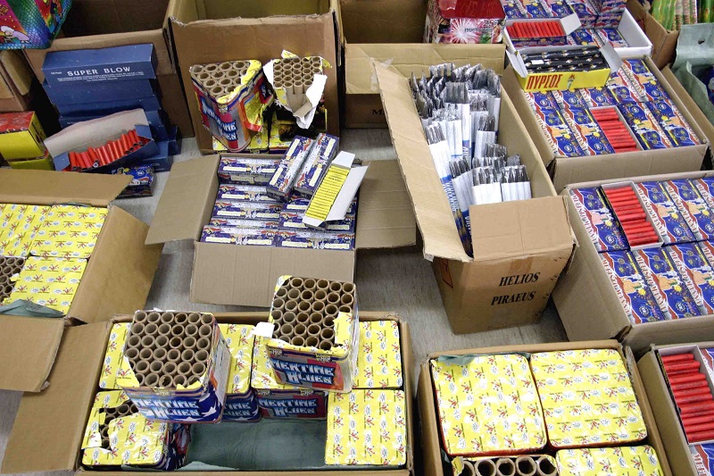 Τουλάχιστον πέντε κιλά εκρηκτικών υλών και 523 κροτίδες βρήκε η Αστυνομία σε Μεσολόγγι και Πύργο